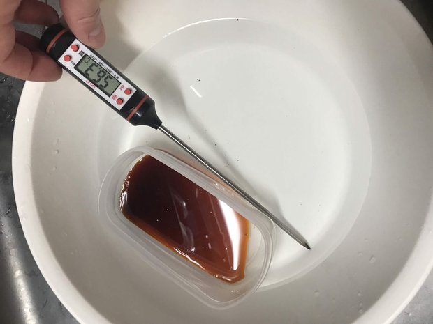 二酸化第二鉄液を温め、銅を腐食する