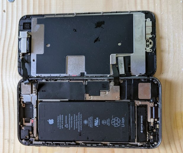 iPhone 8の内部構造