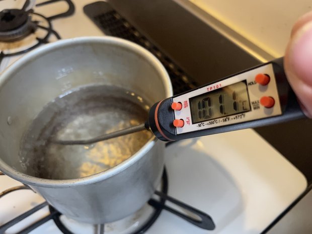 温度計で沸騰したお湯の温度測定