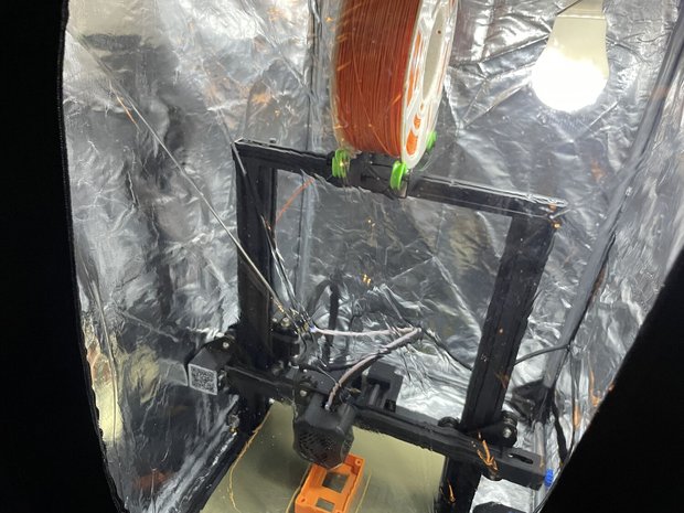 Ender3 V2をエンクロージャーに収納してABS樹脂で印刷している様子
